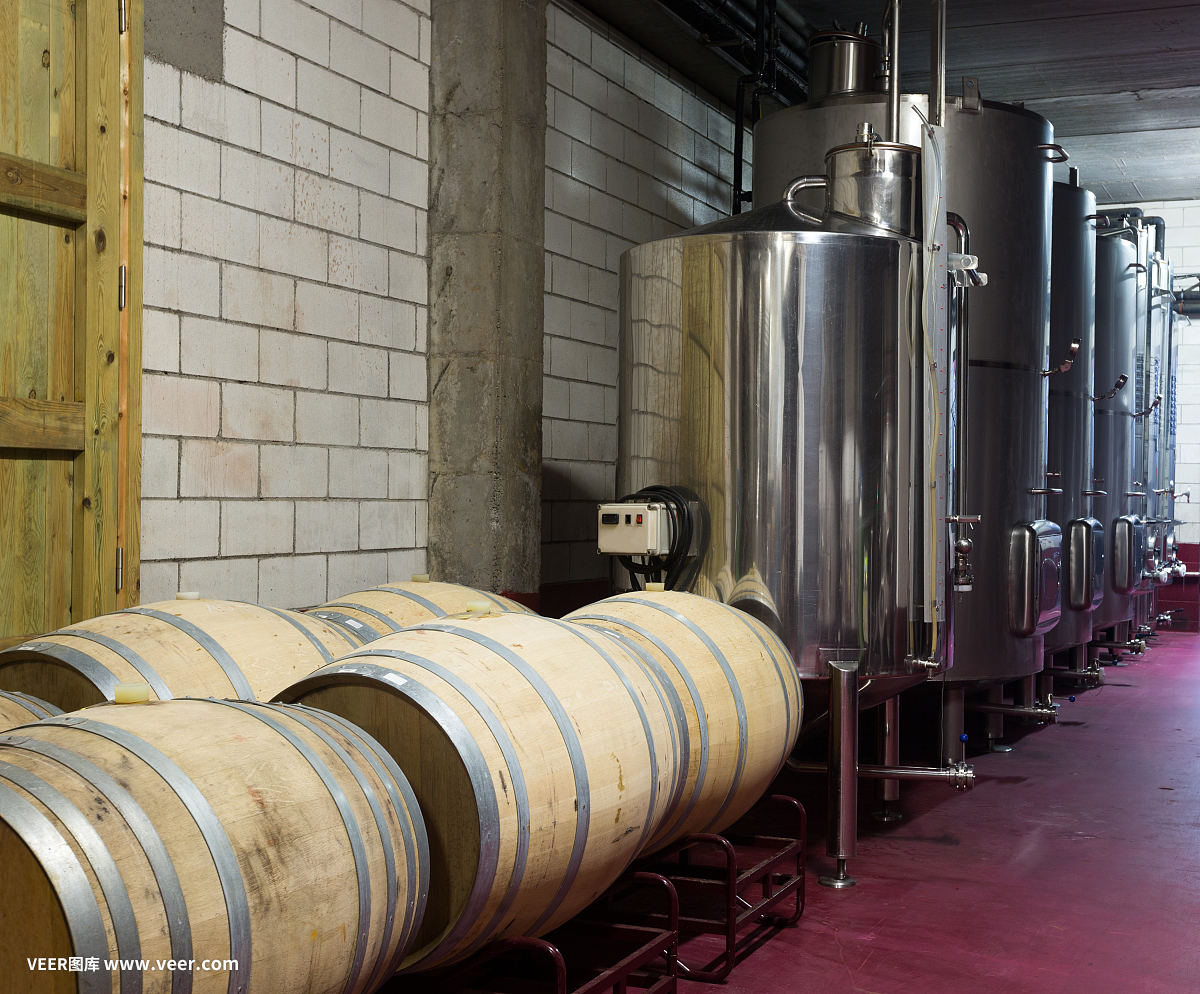 木制酒桶和不銹鋼酒罐,用于加工葡萄酒